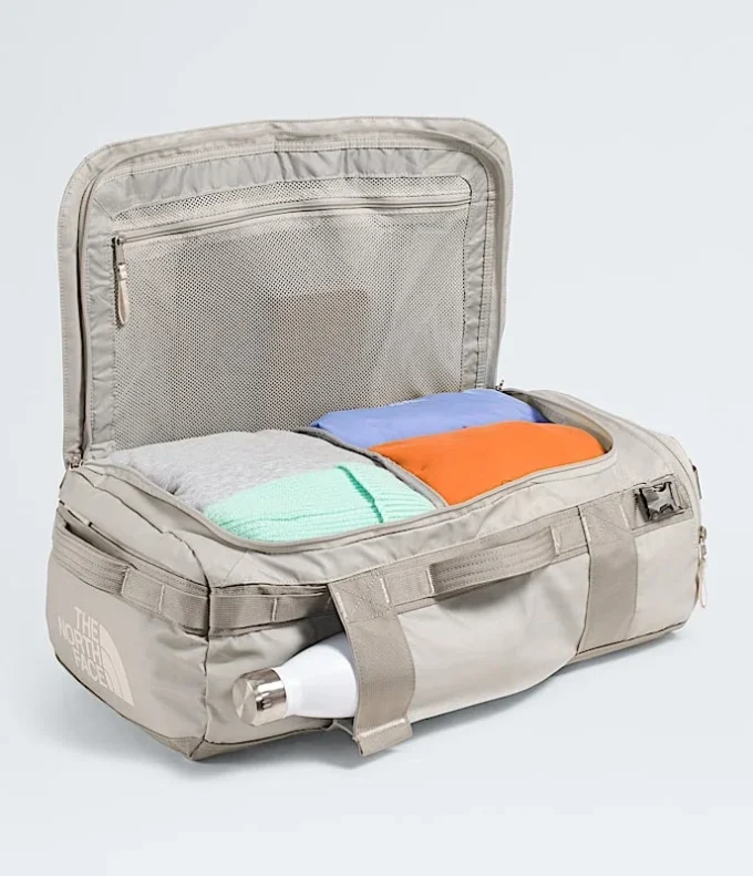 Geantă Base Camp Voyager — 32 L Geantă Base Camp Voyager — 32 L