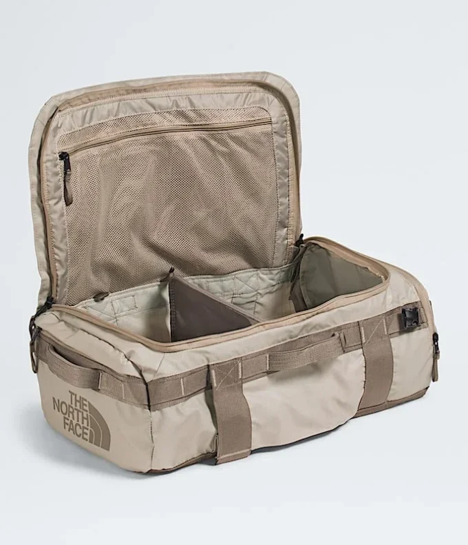 Geantă Base Camp Voyager — 32 L Geantă Base Camp Voyager — 32 L