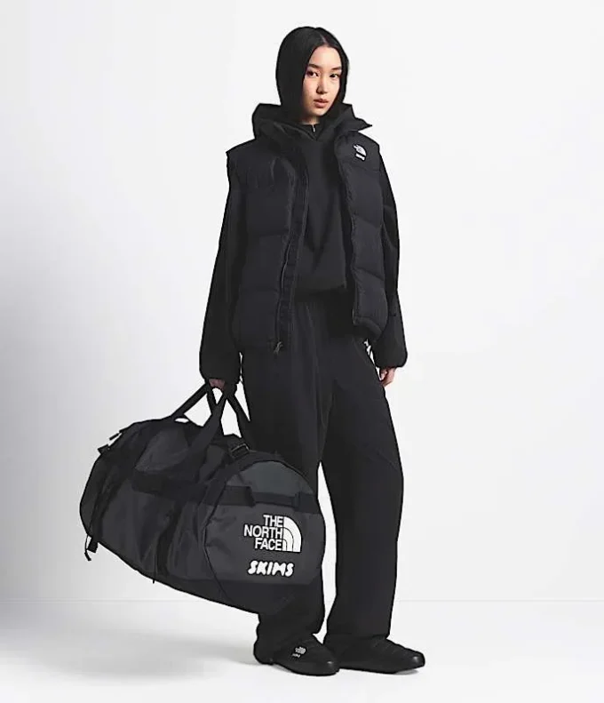 The North Face X SKIMS Base Camp Duffel – Mare The North Face X SKIMS Base Camp Duffel – Mare