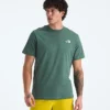 Tricou cu mânecă scurtă pentru bărbați Core TNF™ Flower Box NSE Tricou cu mânecă scurtă pentru bărbați Core TNF™ Flower Box NSE
