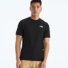 Tricou cu mânecă scurtă pentru bărbați Core TNF™ Flower Box NSE Tricou cu mânecă scurtă pentru bărbați Core TNF™ Flower Box NSE