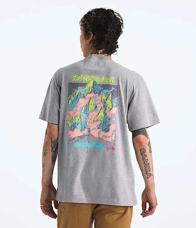 Tricou cu mânecă scurtă pentru bărbați TNF™ Essential Expedition Series — Grafică Tricou cu mânecă scurtă pentru bărbați TNF™ Essential Expedition Series — Grafică