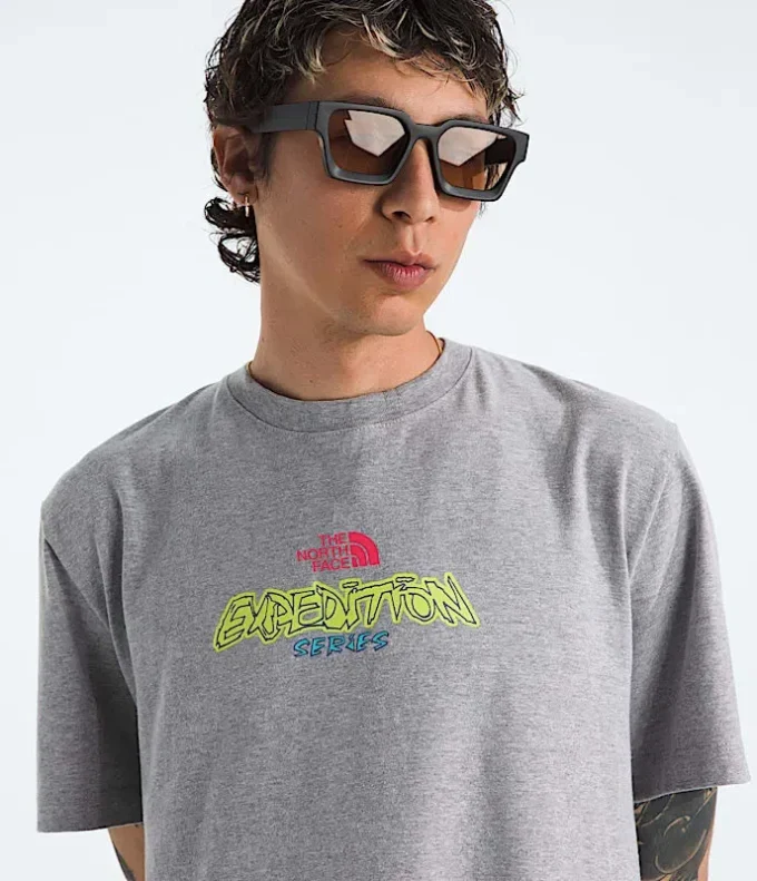 Tricou cu mânecă scurtă pentru bărbați TNF™ Essential Expedition Series — Grafică Tricou cu mânecă scurtă pentru bărbați TNF™ Essential Expedition Series — Grafică