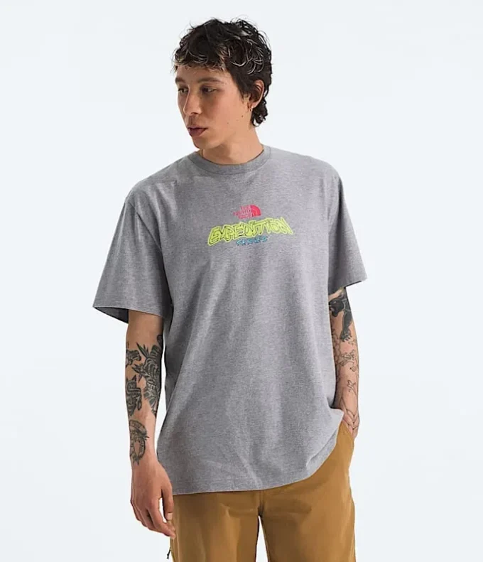 Tricou cu mânecă scurtă pentru bărbați TNF™ Essential Expedition Series — Grafică Tricou cu mânecă scurtă pentru bărbați TNF™ Essential Expedition Series — Grafică